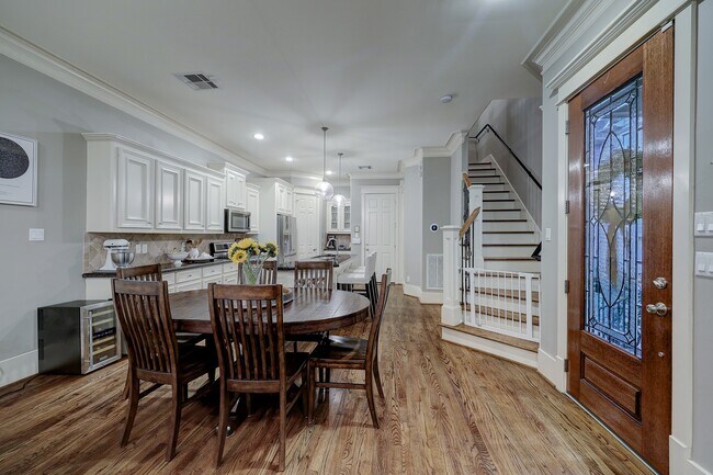 Building Photo - 1126 W 17th St