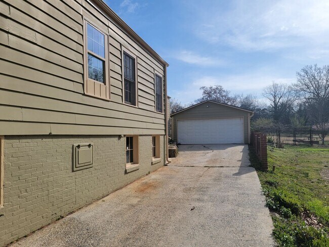 Building Photo - Charming Craftsman in the Heart of Atlanta...