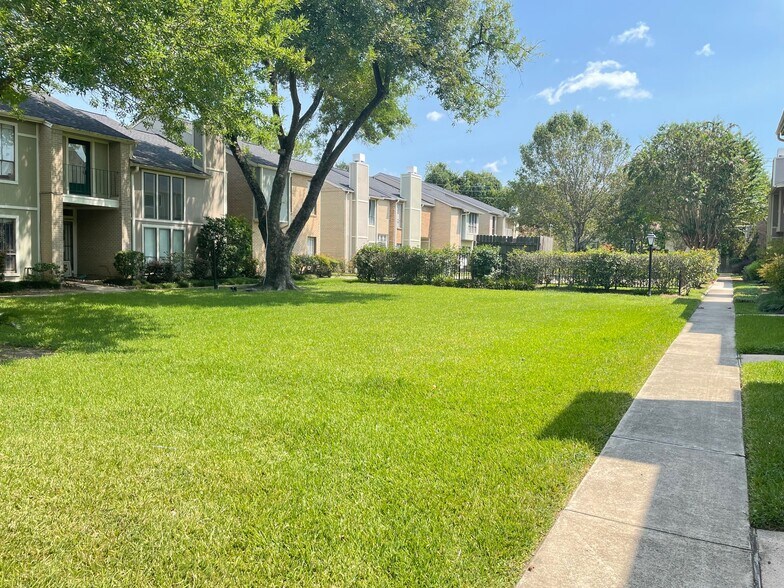 Court yard - 8263 Wednesbury Ln