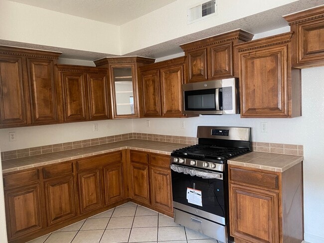 Building Photo - COMING SOON! Beautiful Home in a Great Neighborhood
