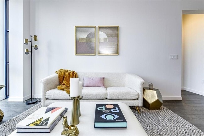 Building Photo - 800 Embassy Dr