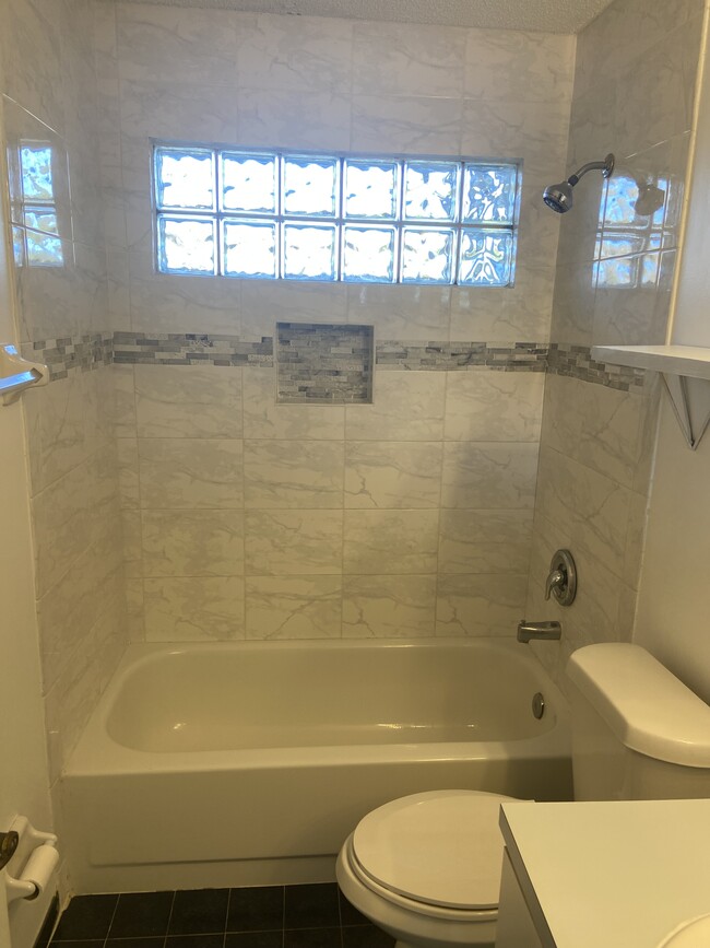 Building Photo - 3125 La Reserve Dr