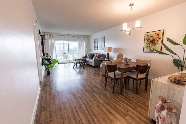 Building Photo - 2751 N Palm Aire Dr