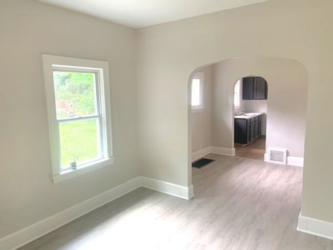 Building Photo - Charming 2-Bedroom Home Available