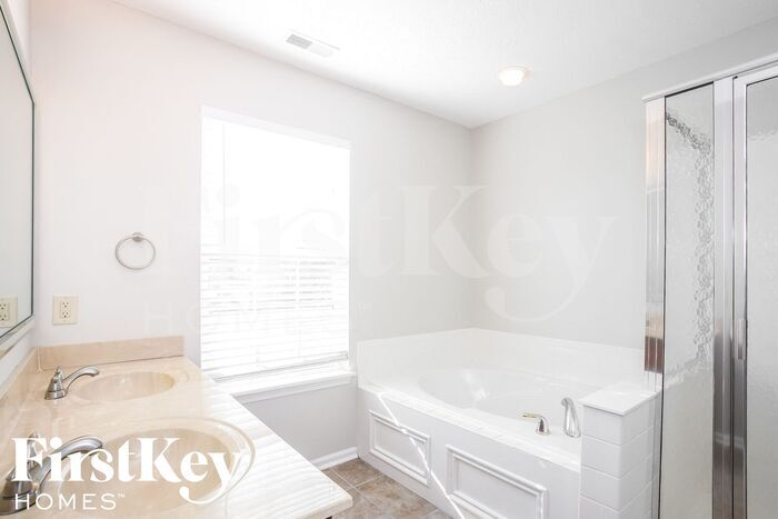 Building Photo - 2547 Greythorne Dr