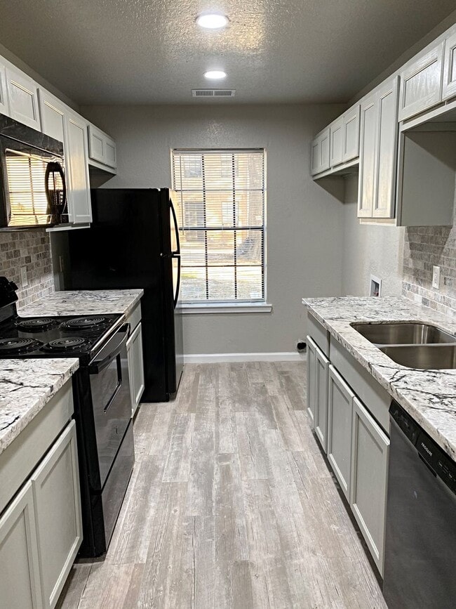 Building Photo - 7866 Gladys Ave