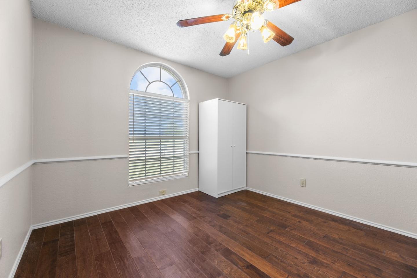 Building Photo - Stylish Fort Worth Home Near Chisholm Trail!