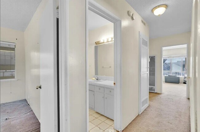 Building Photo - 1105 W 156th St