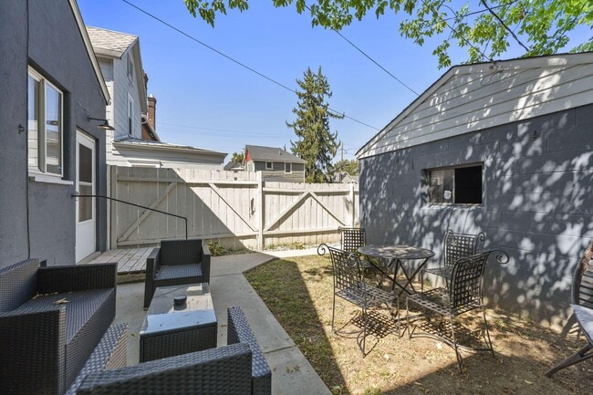 Building Photo - 422 E Whittier St