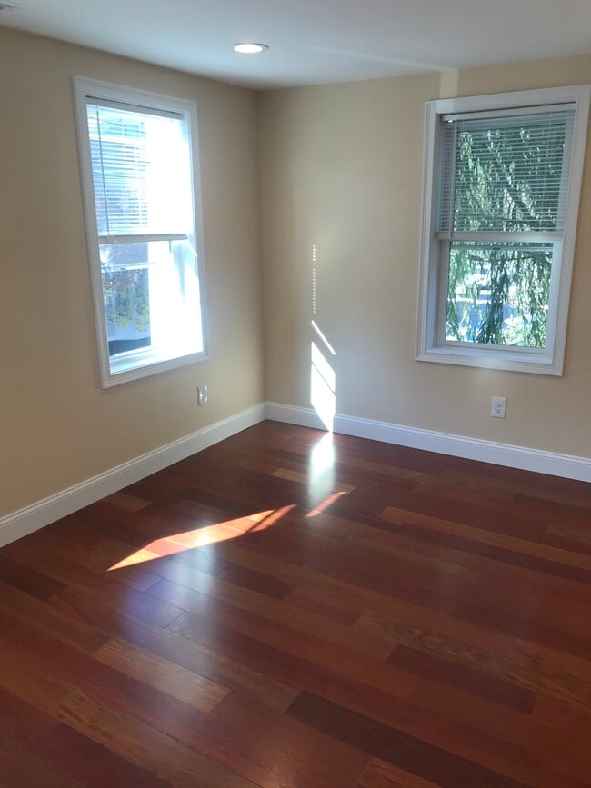 Building Photo - 35 Governor St