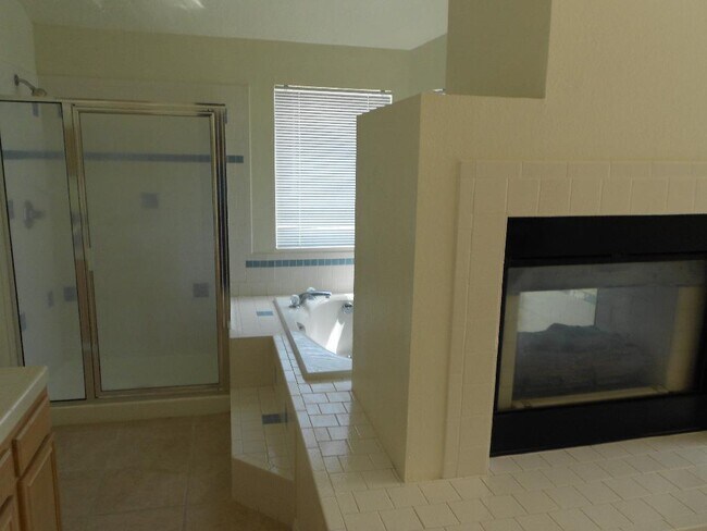 Building Photo - 4 Bedroom, 2.5 Bathroom! Lovely Home in Lo...