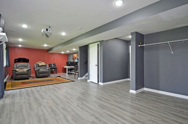 Building Photo - 5729 Meridian Way NE