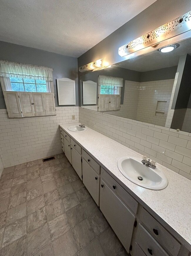 Building Photo - Rare Find in Carrollton!