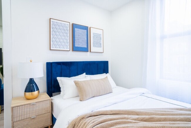 Building Photo - 402 E 11th St