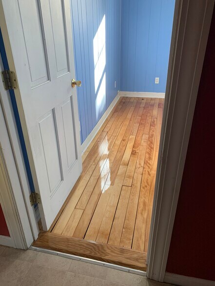 Building Photo - 468 Massasoit Rd