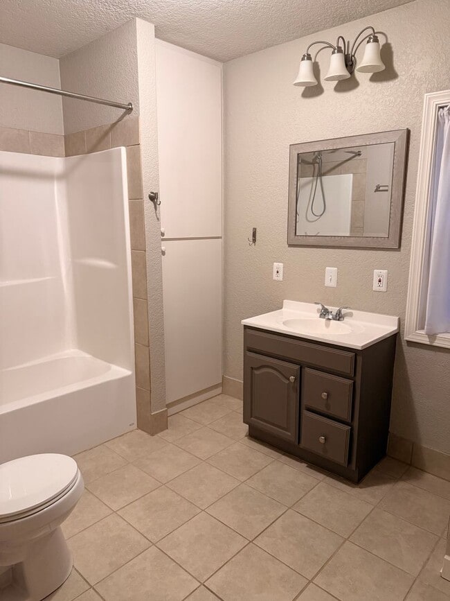 Building Photo - Downtown CDA with Shop!