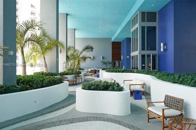 Building Photo - 1300 Brickell Bay Dr