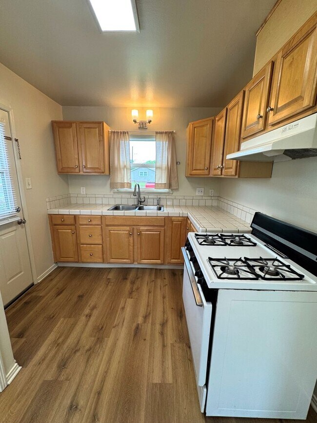 Building Photo - Quaint Midtown Home with New Wood Flooring & Large Yard!!