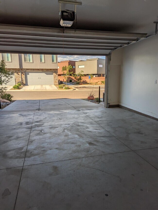 Building Photo - Azalea Townhome Poolside Living 3 Bed 2.5 ...