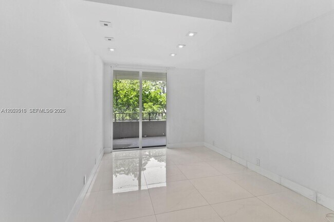Building Photo - 181 Crandon Blvd