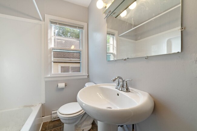 Building Photo - Duluth MN 5-Bedroom - 2-Bath Single Family