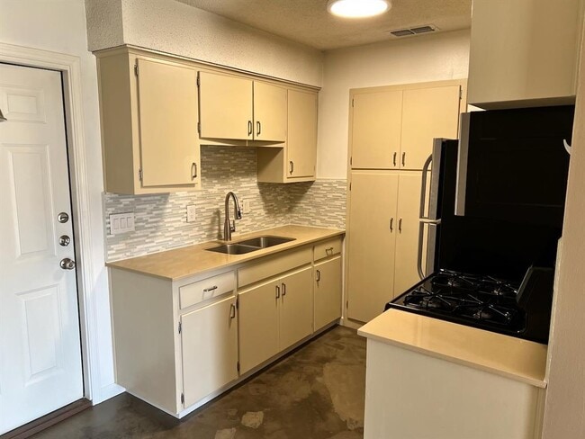 Building Photo - 8005 Pinedale Cove