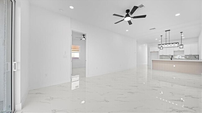 Building Photo - 1009 NE 15th Ln