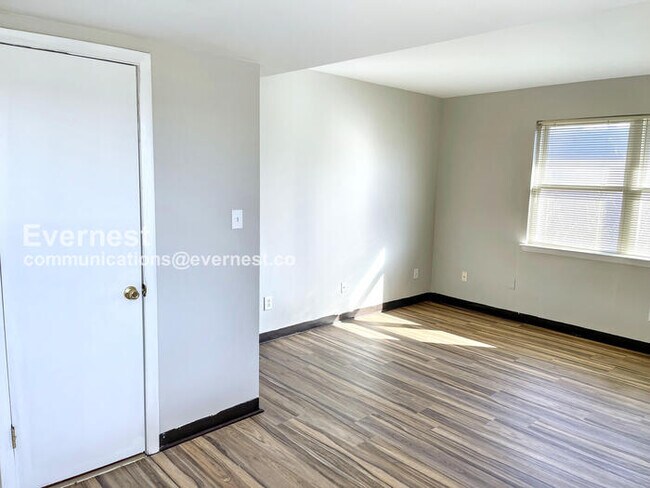 Building Photo - 1512 11th Ave N