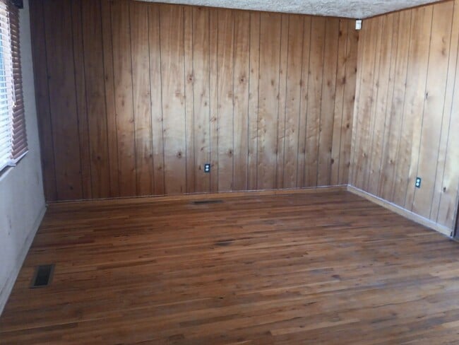 Building Photo - 3 Bedroom, 2 Bathroom Home! Schedule a Showing Soon!