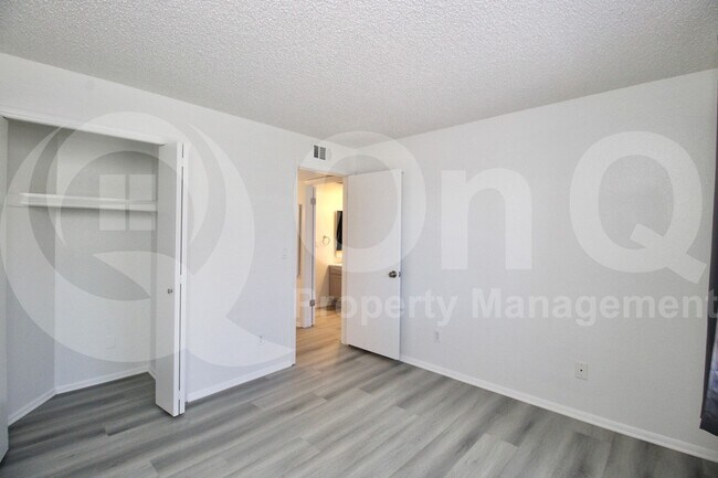 Building Photo - 533 W Guadalupe Rd