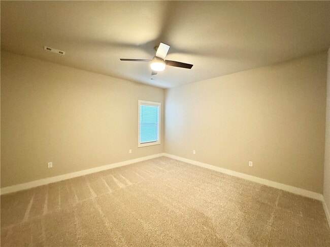 Building Photo - 812 NE Hts Ln