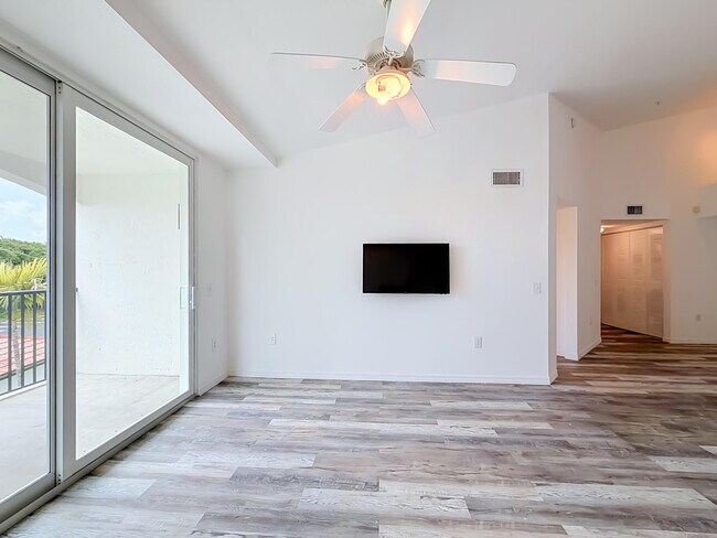 Building Photo - 1119 Villa Cir