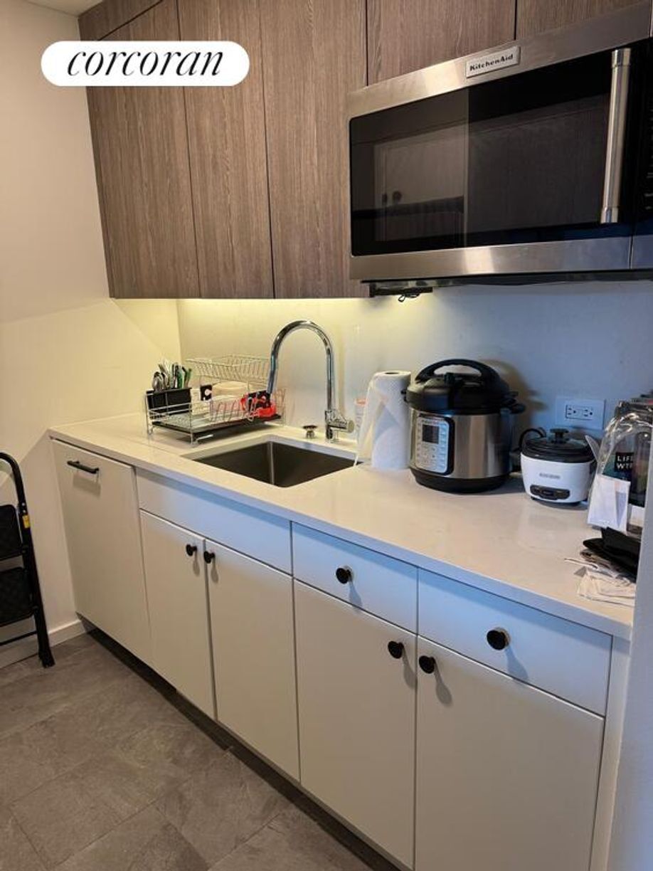 Building Photo - 520 W 43rd St