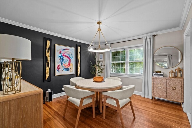 Building Photo - Downtown Townhouse Available 1 Nov 25!