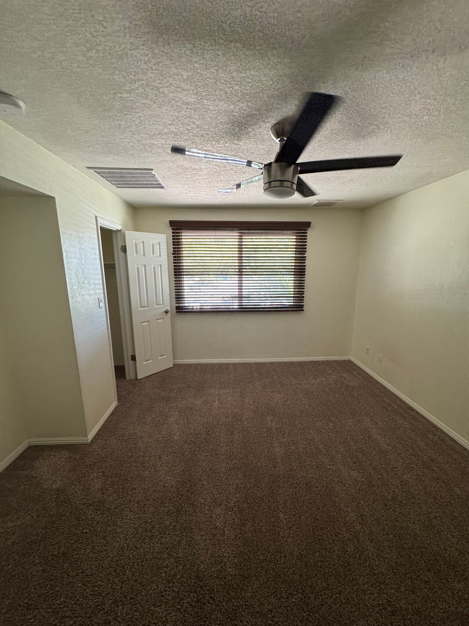 2nd master with its own bathroom en suite - 1207 E Loyola Dr