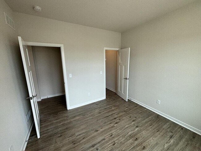 Building Photo - 670 Lambert Dr