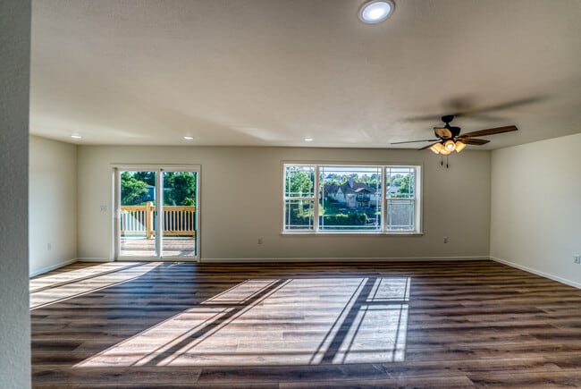 Building Photo - 204 E Sunset Cove Ln