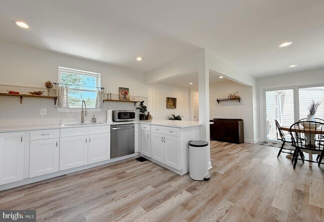 Building Photo - 4985 Solomons Island Rd
