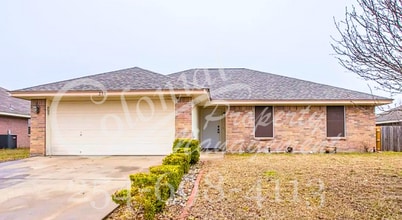 Building Photo - AVAILABLE NOW!