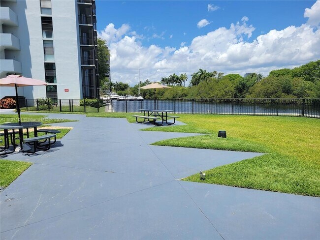 Building Photo - 3401 N Country Club Dr