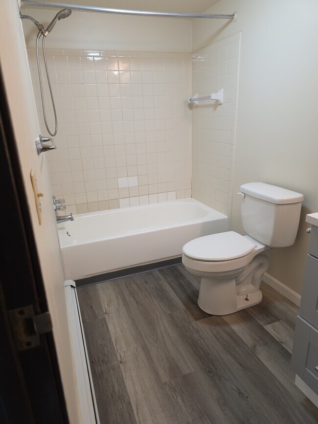 Building Photo - 115 Thornwild Dr