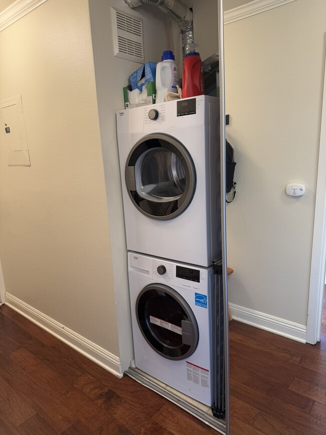 Building Photo - 334 Lakeside Ave S