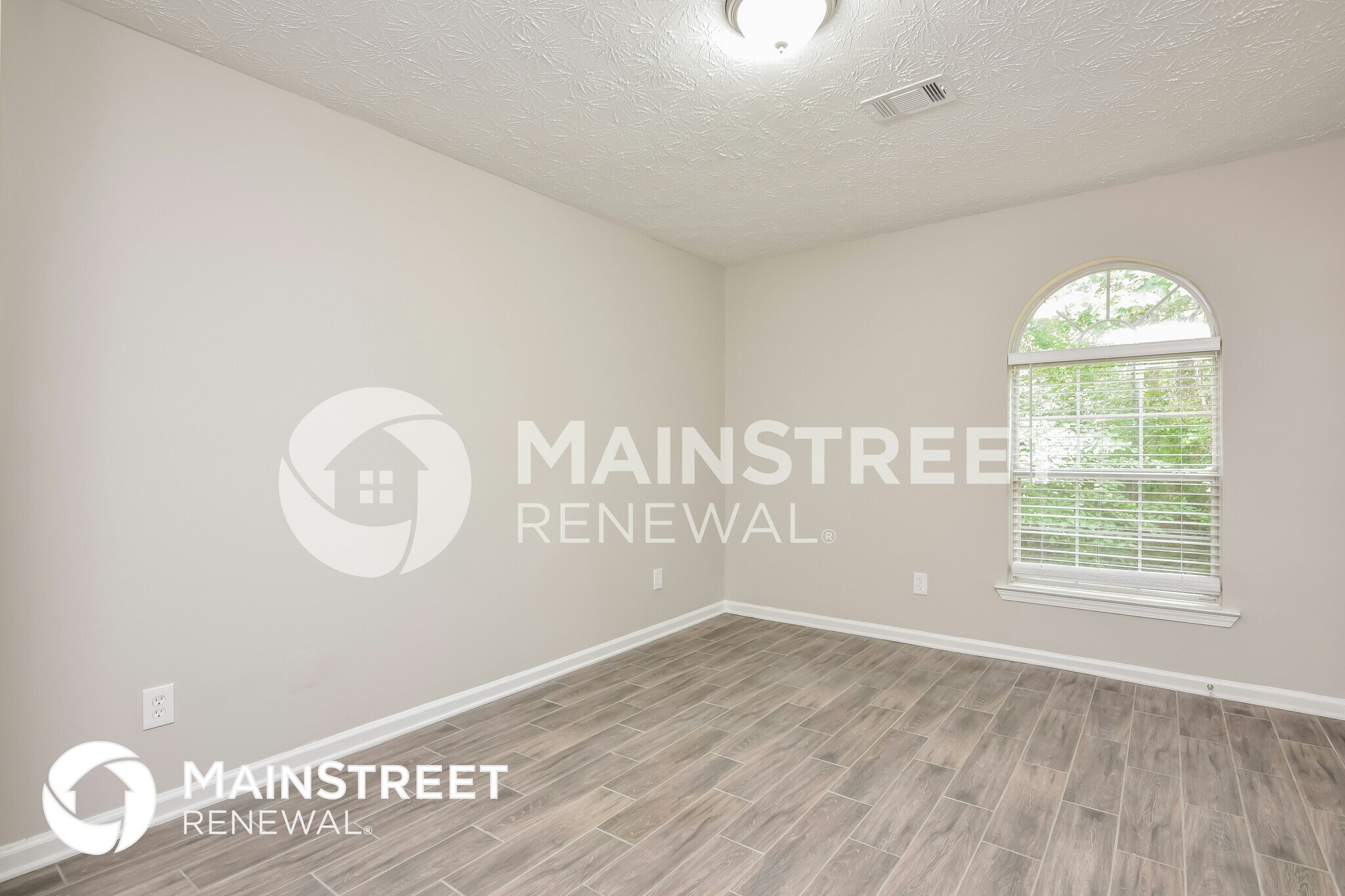 Building Photo - 657 Lake Dr SW