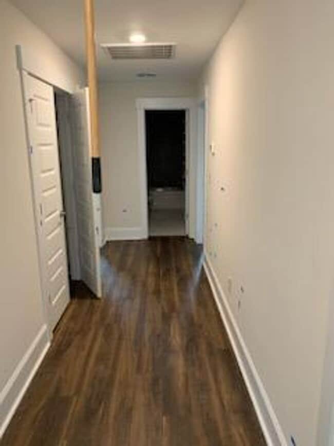 Building Photo - Available Rental located in desirable area of Scotts Hill in Scotts Hill Village