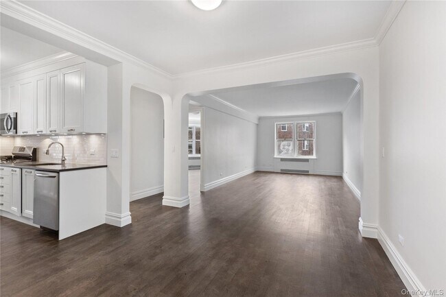 Building Photo - 73-12 35th Ave