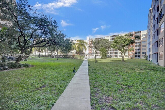 Building Photo - 1750 NE 191st St