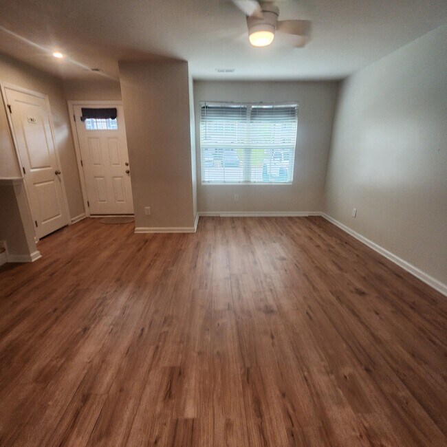 Building Photo - 525 Hampton Townes Dr