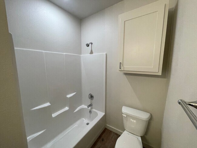 Building Photo - Luxury Two Bedroom Townhome in Abbey Glen ...