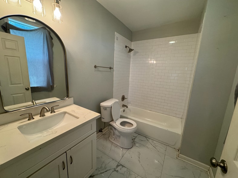 Building Photo - 1203 S 15th St