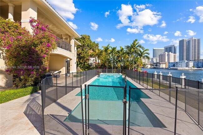 Building Photo - 513 Palm Dr